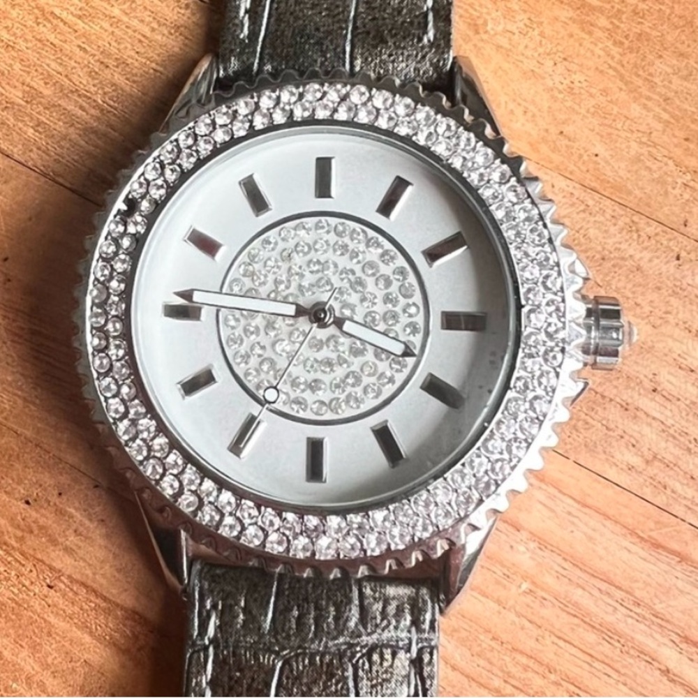 Chicos ladies silver tone metallic gray fashion Watch NEW BATTERY